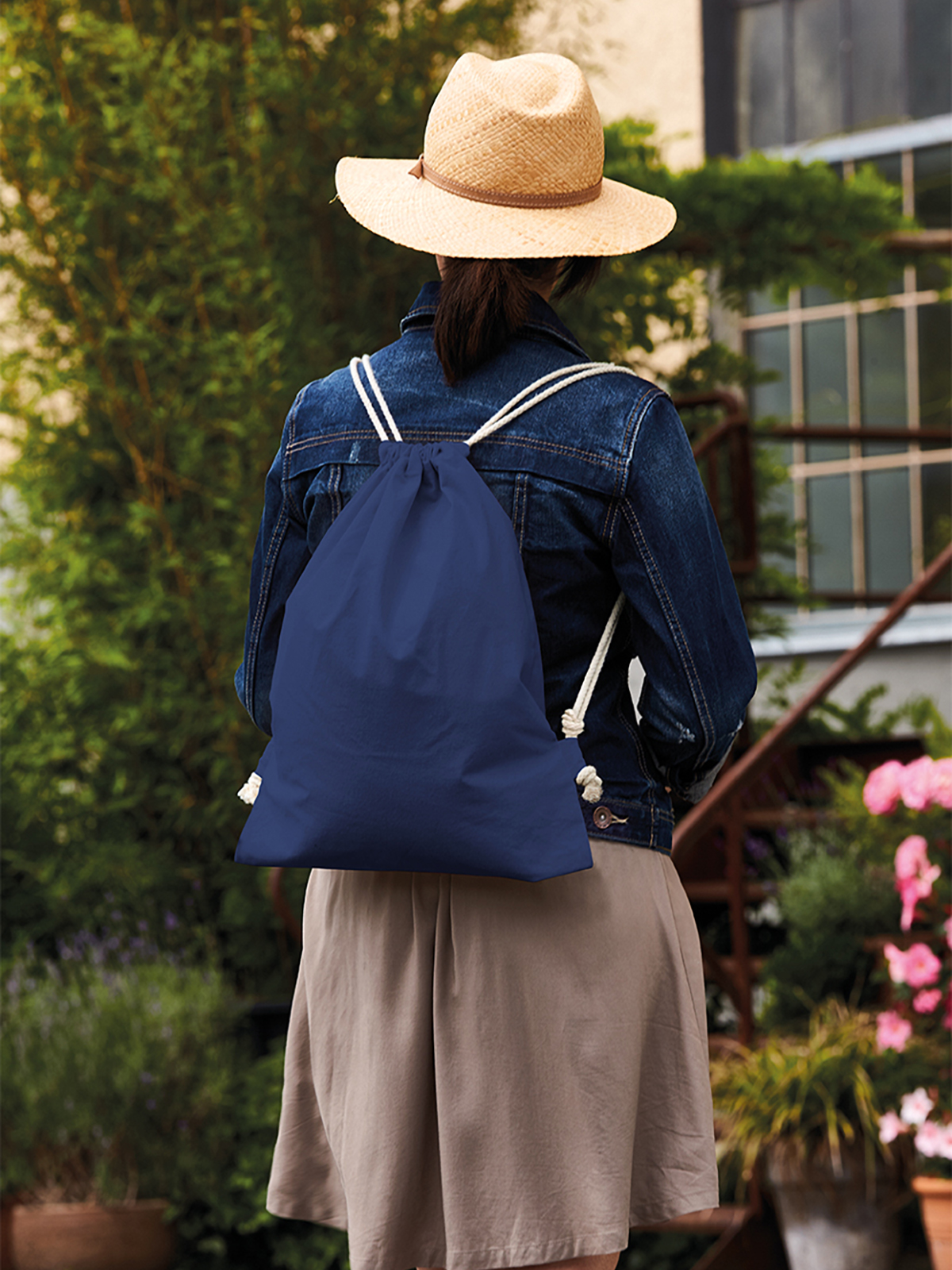 drawstring bag EARTH navy featuring a model