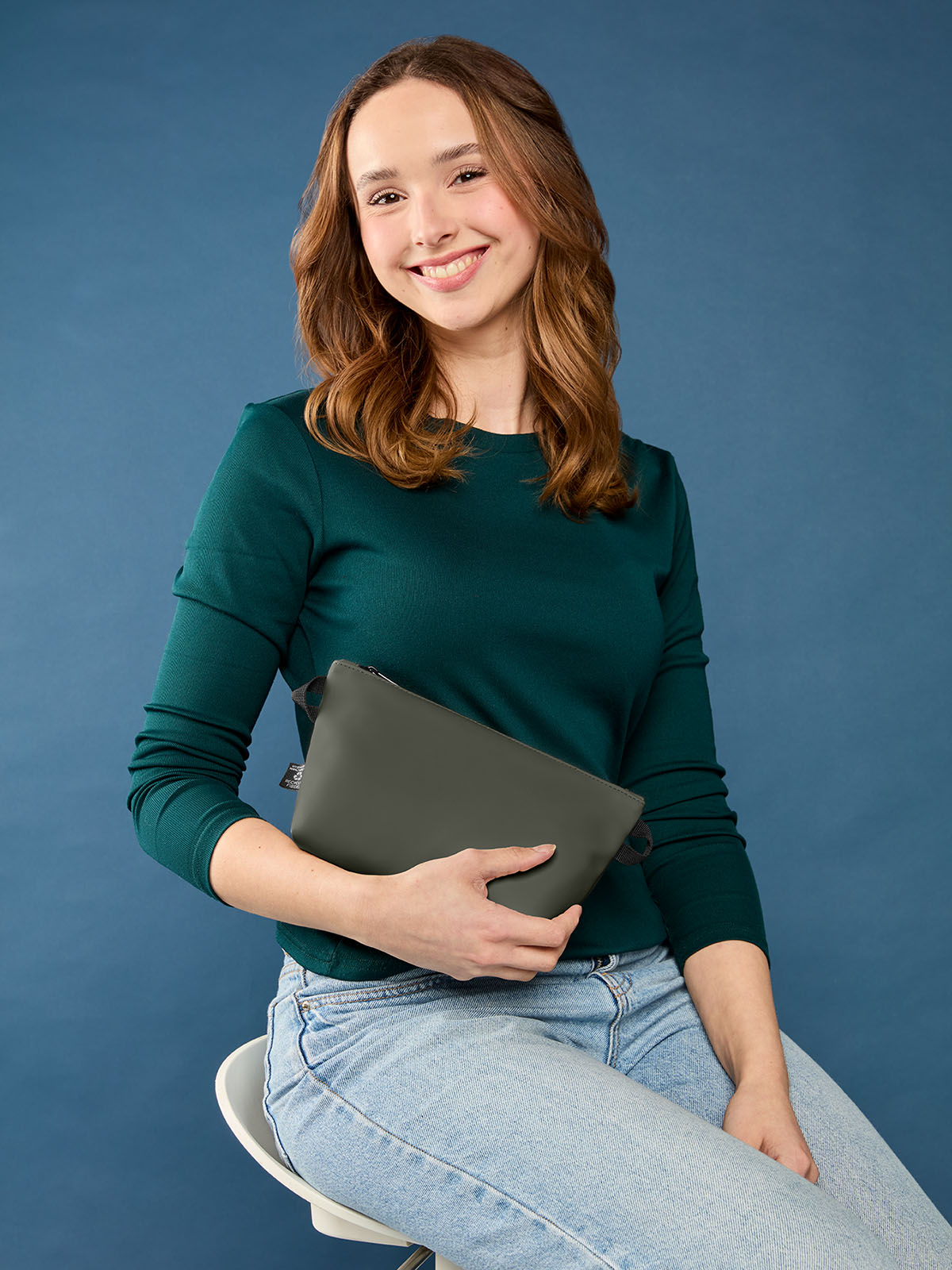 Reißverschluss-Tasche PURE oliv mit Model