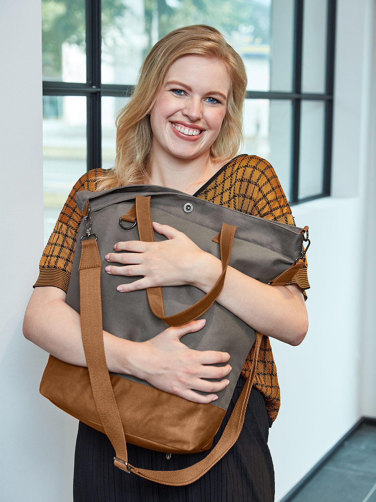 Shopper LIFE grau-braun mit Model