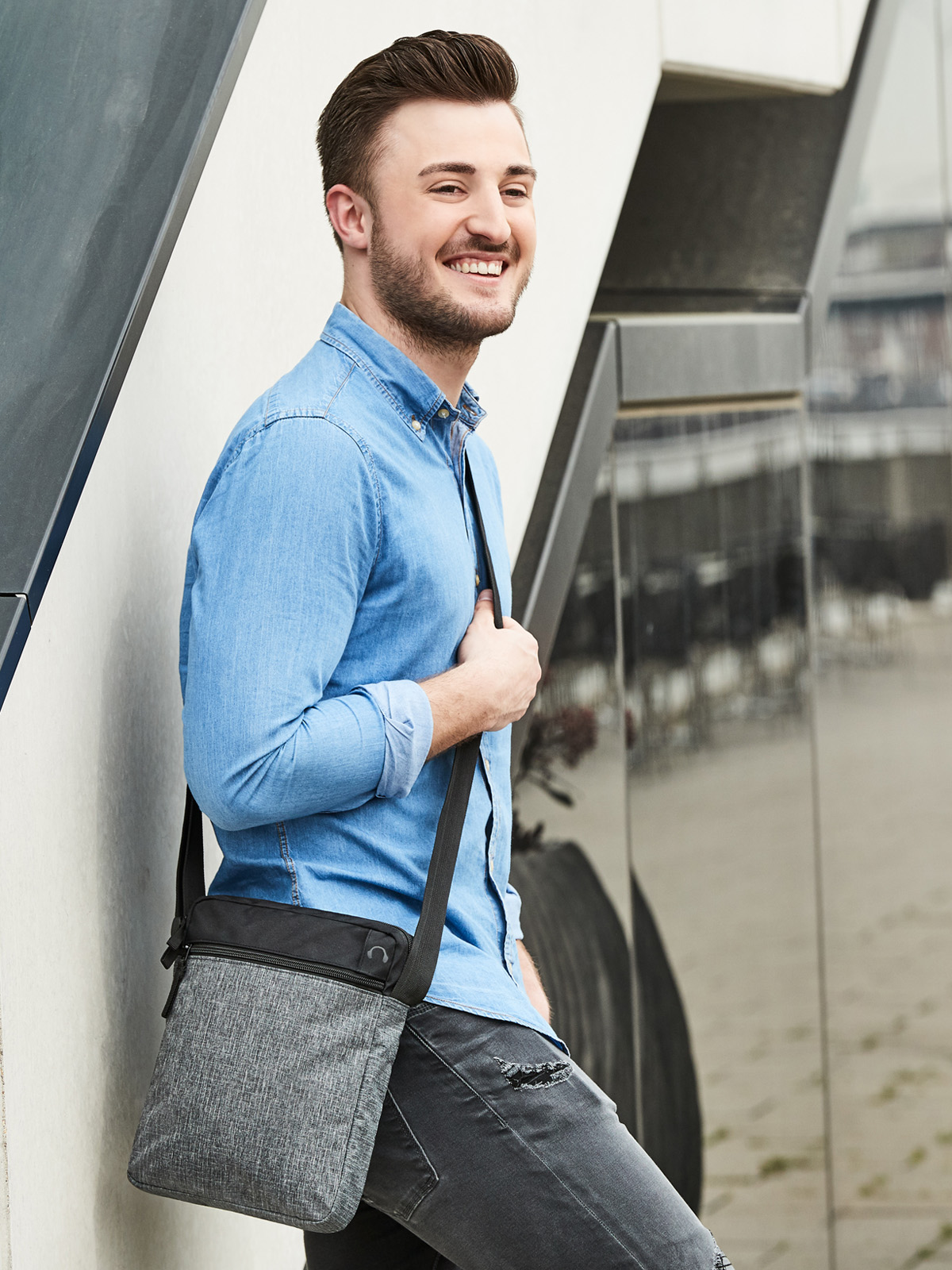 CrossBag ELEGANCE schwarz-grau-meliert mit Model