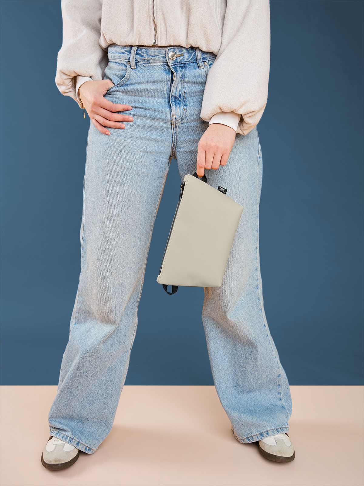 zipper bag PURE in beige, shown with model