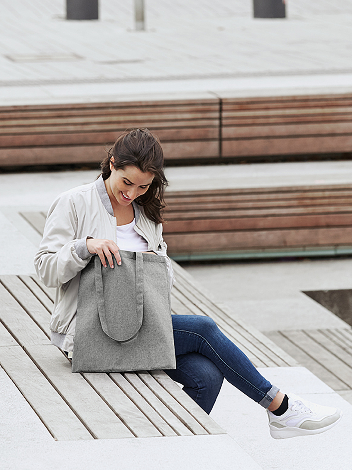 shopper PLANET light-grey featuring a model
