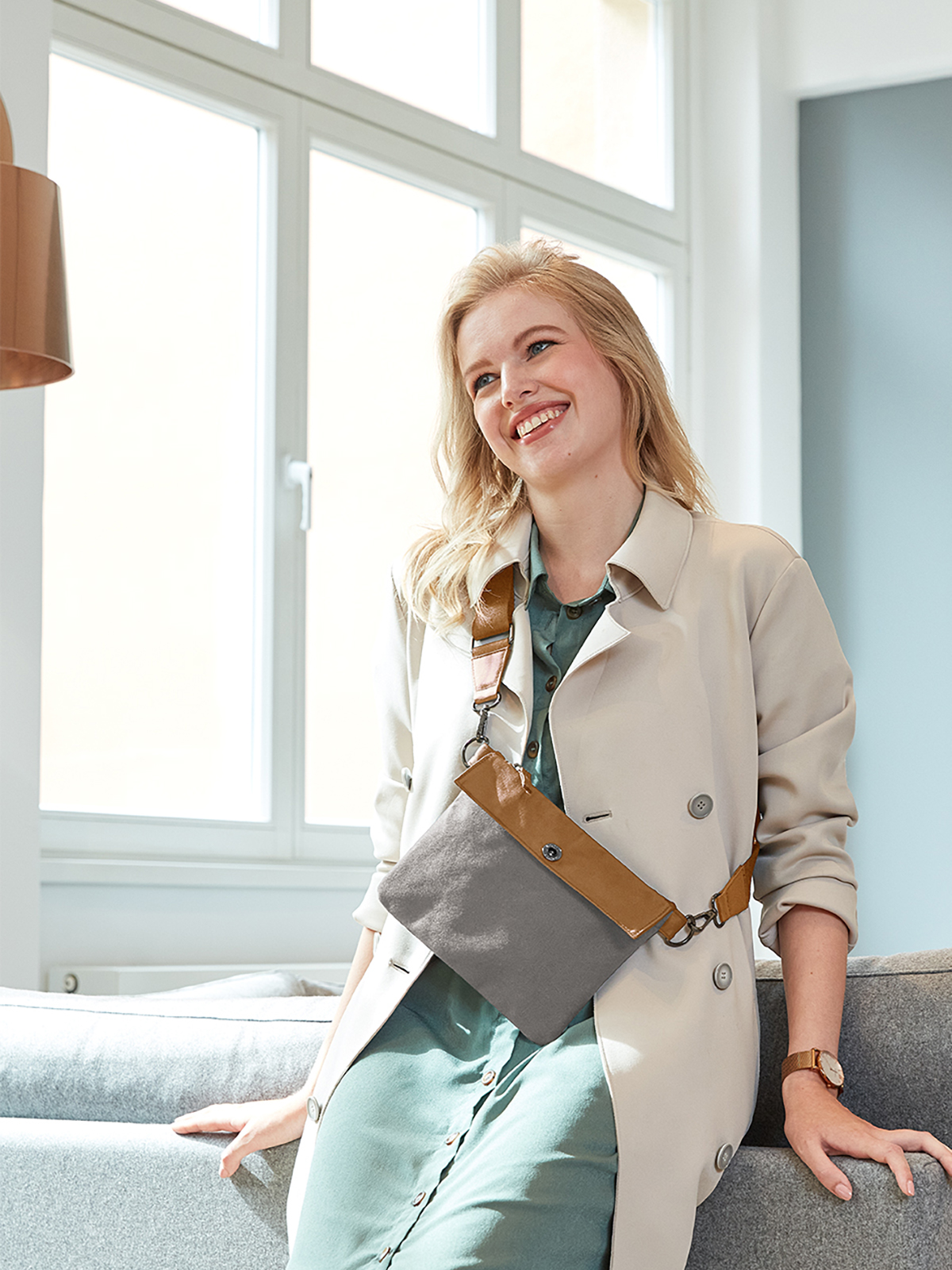 Reissverschluss-Tasche LIFE grau-braun mit Model