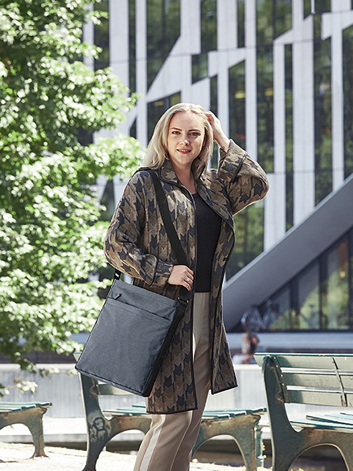 Umhaengetasche CIRCLE blau-grau-meliert mit Model