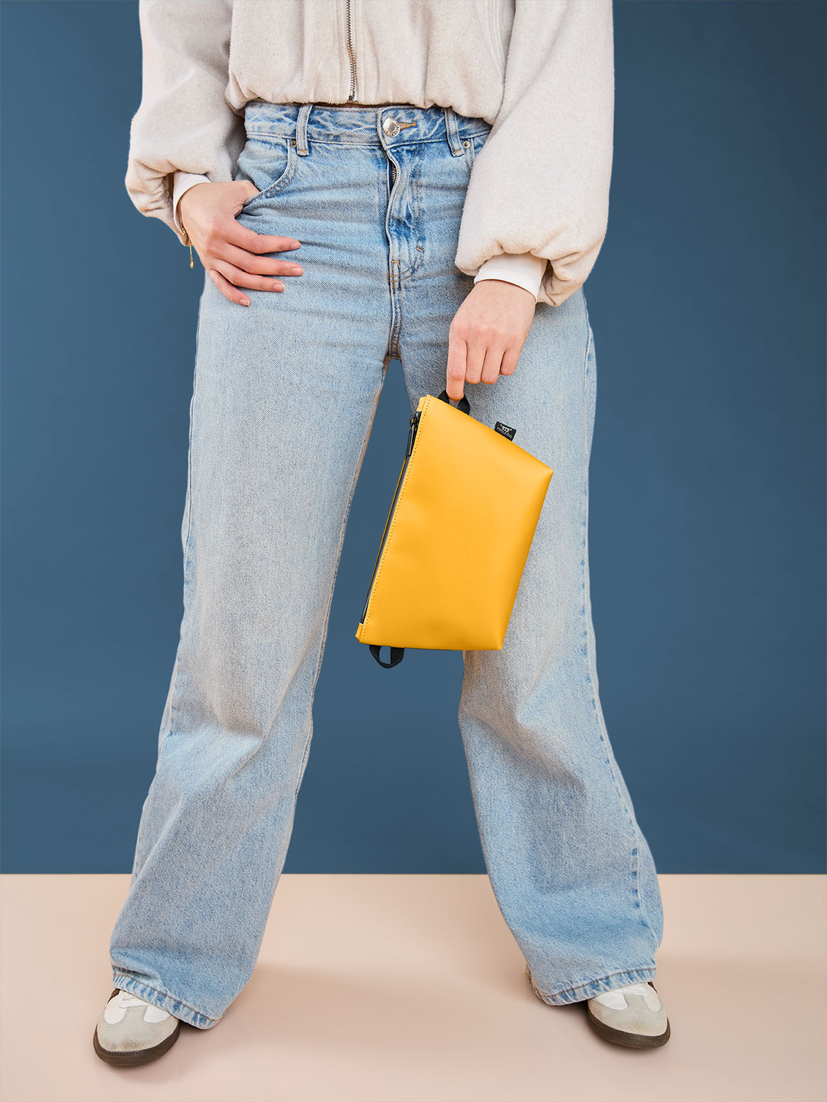Reißverschluss-Tasche PURE gelb mit Model