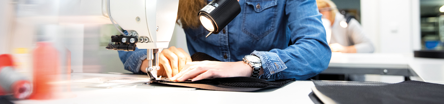 Eine Näherin bei Taschenhersteller Halfar arbeitet an einem Taschen-Prototypen