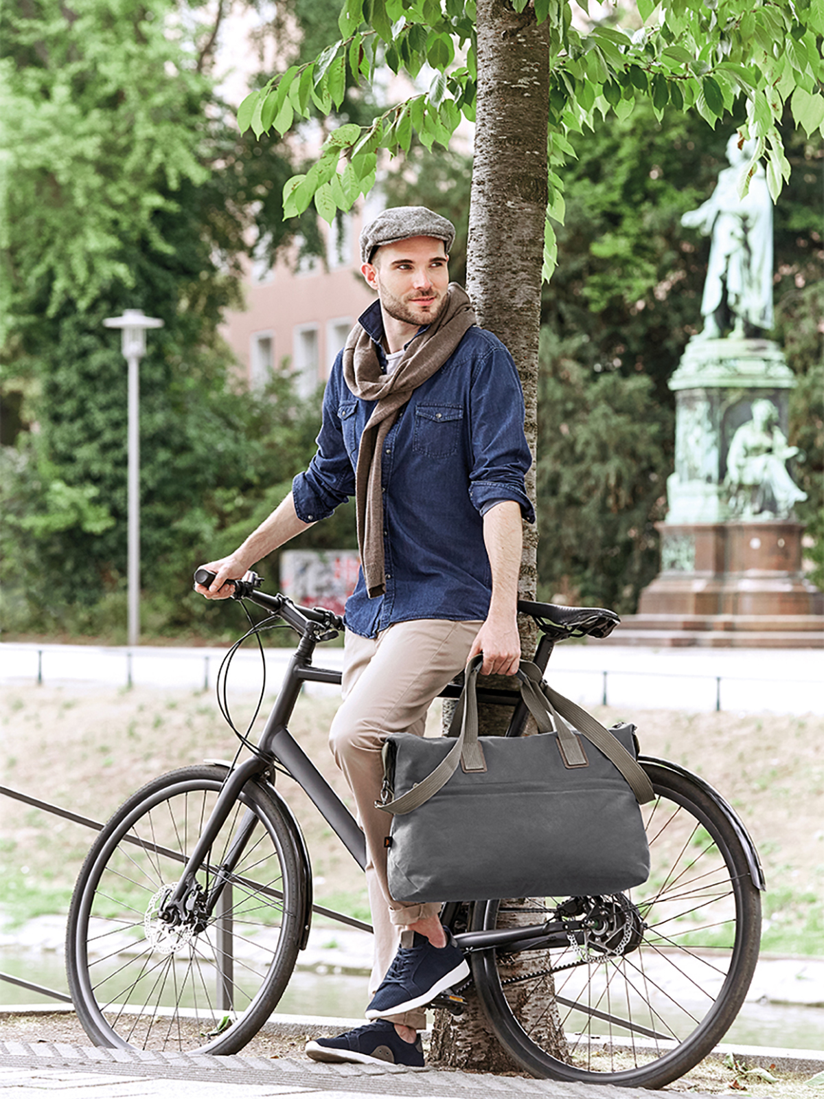 Sport-/Reisetasche COUNTRY anthrazit mit Model