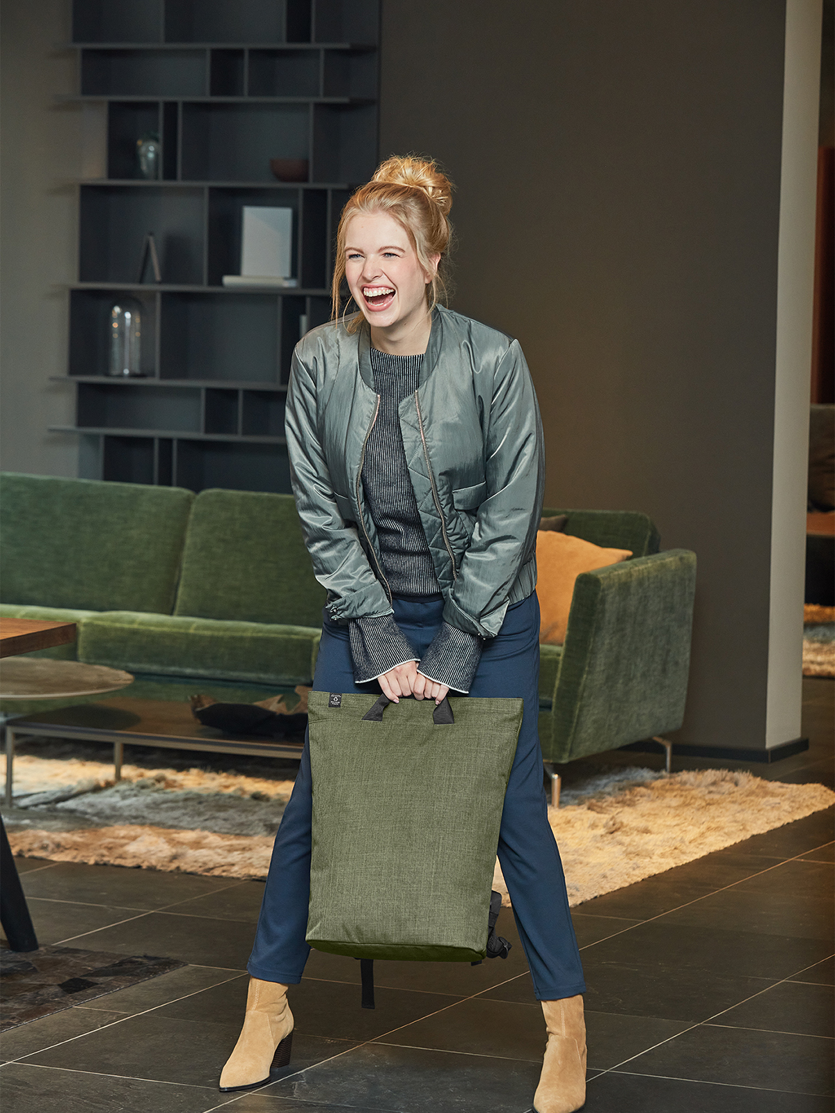 Laptop-Rucksack EUROPE gruen-meliert mit Model