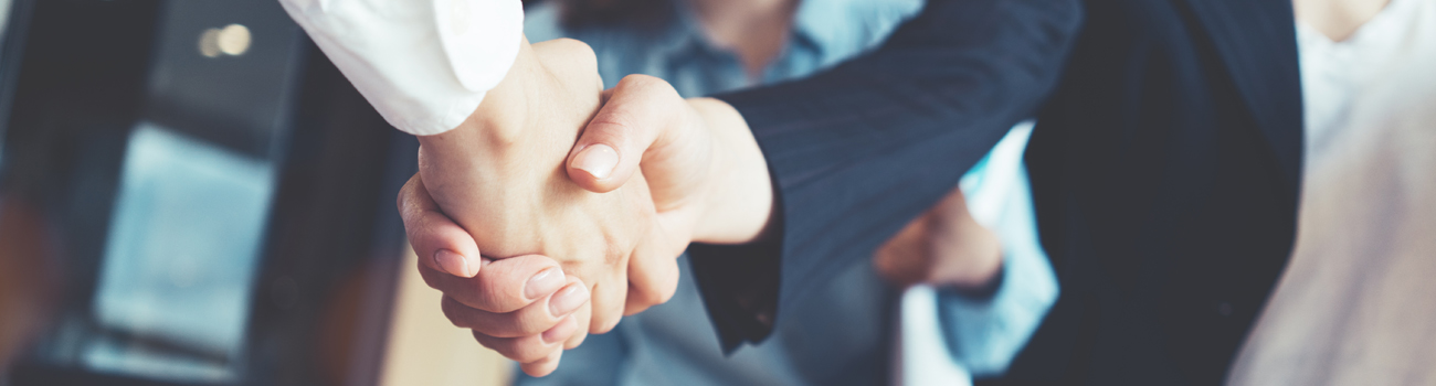 Handschlag zweier Personen