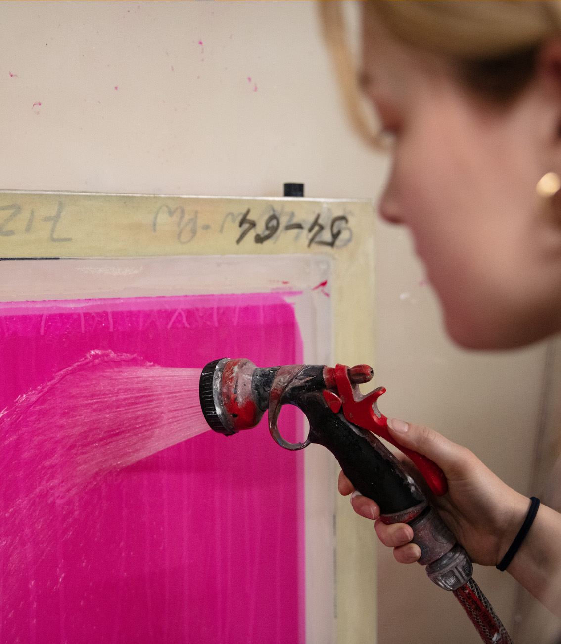 Siebdrucksieb wird mit Wasser für die Veredelung vorbereitet