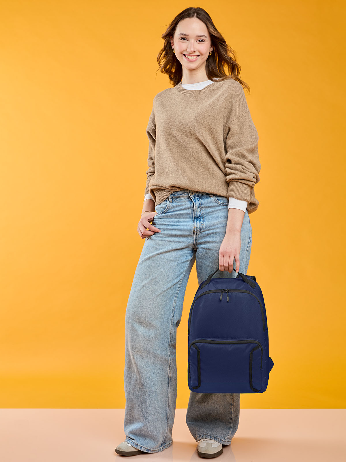 Daypack LOOP schwarz mit Model
