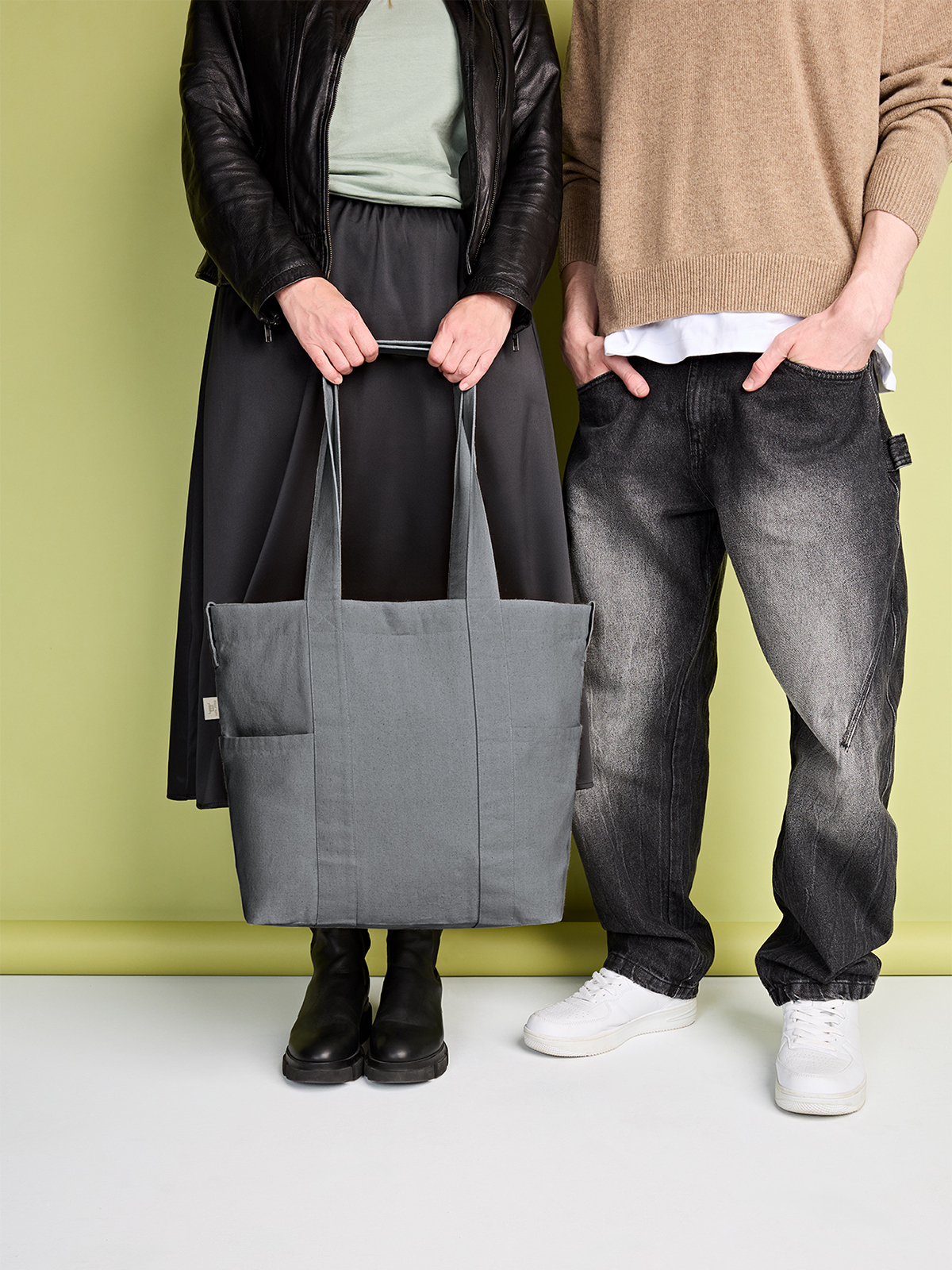 wellness shopper bag ORGANIC medium-grey featuring a model