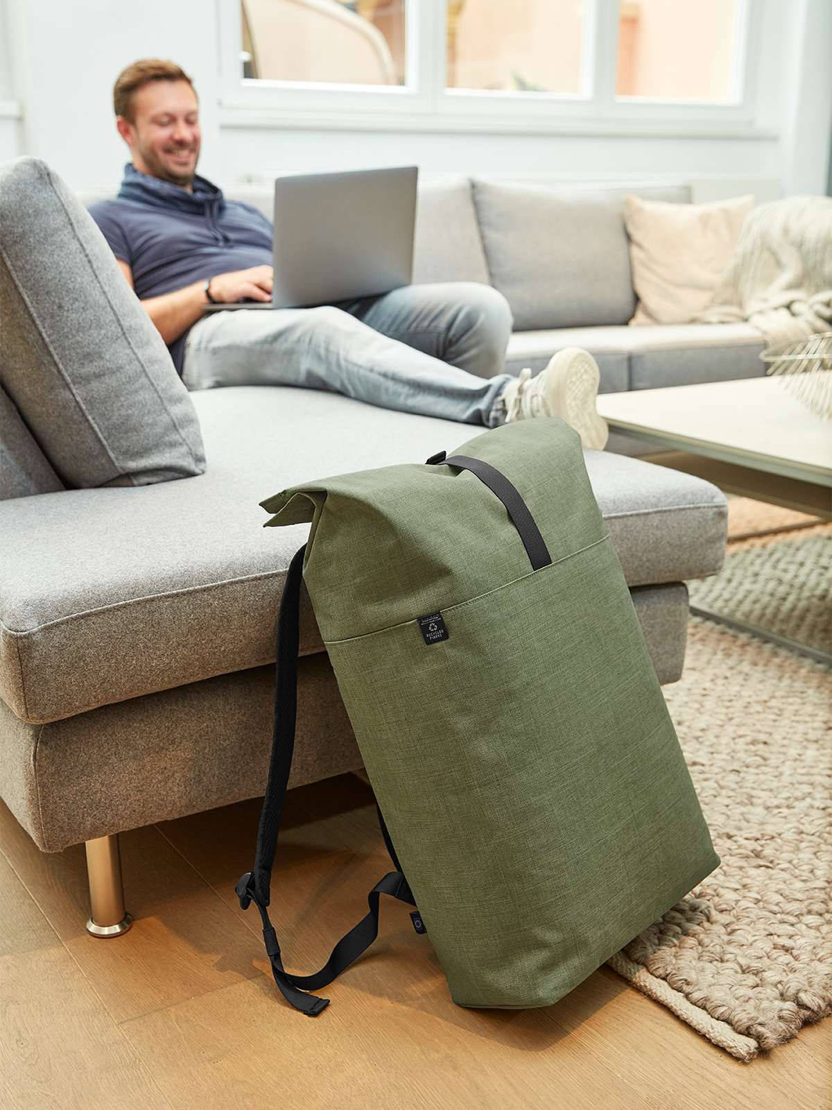 Notebook-Rollrucksack EUROPE gruen-meliert mit Model