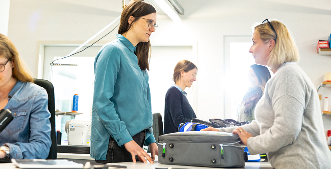 Halfar Mitarbeiter bei einer Besprechung eines Musters