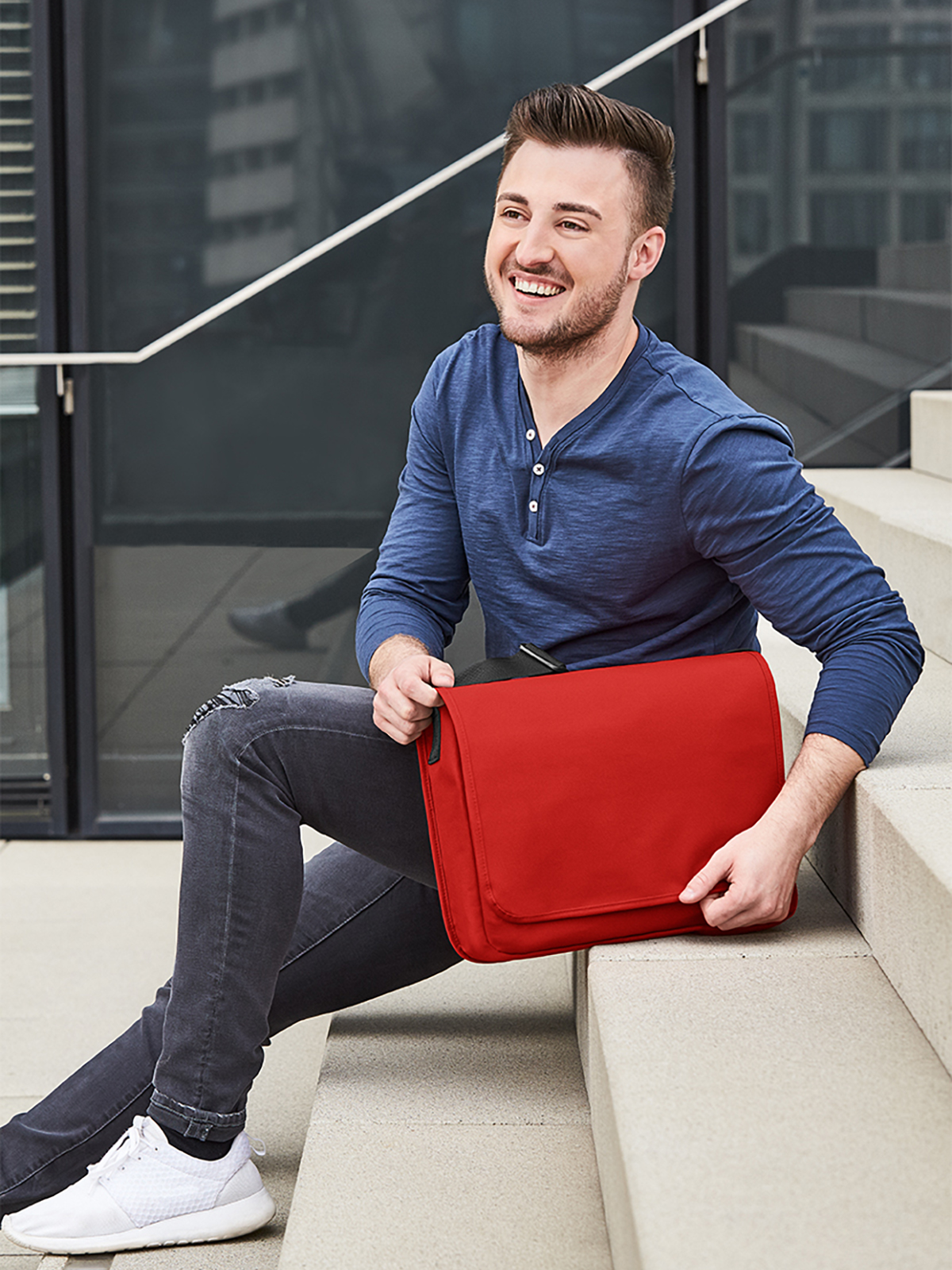 shoulder bag KURIER red featuring a model