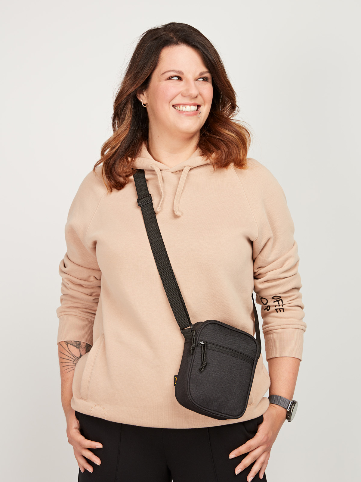 CrossBag FLOW schwarz mit Model