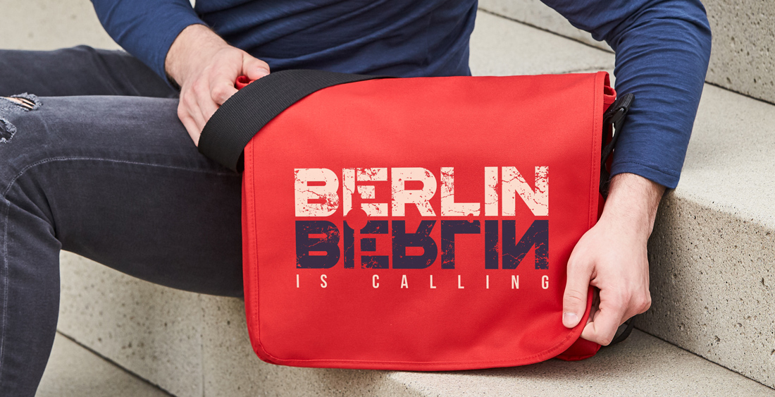 Bedruckte Umhängetasche als Promotionstaschen präsentiert auf einer Treppe 