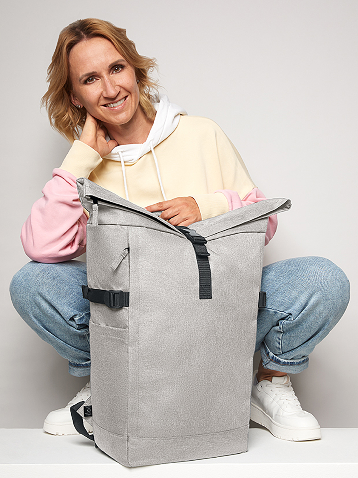 Notebook-Rucksack CIRCLE L hellgrau-meliert mit Model