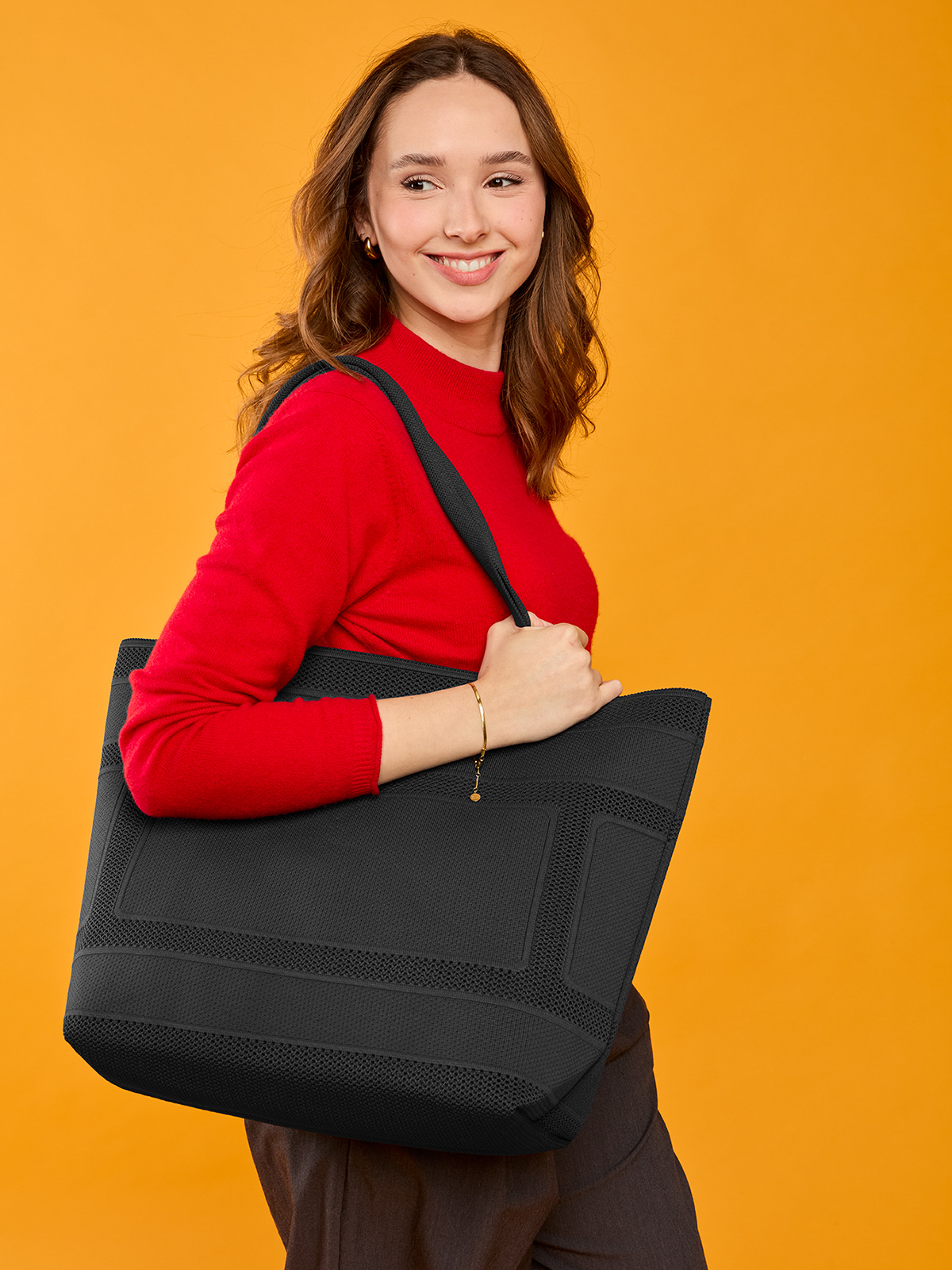 shopper MONO in black, shown with model