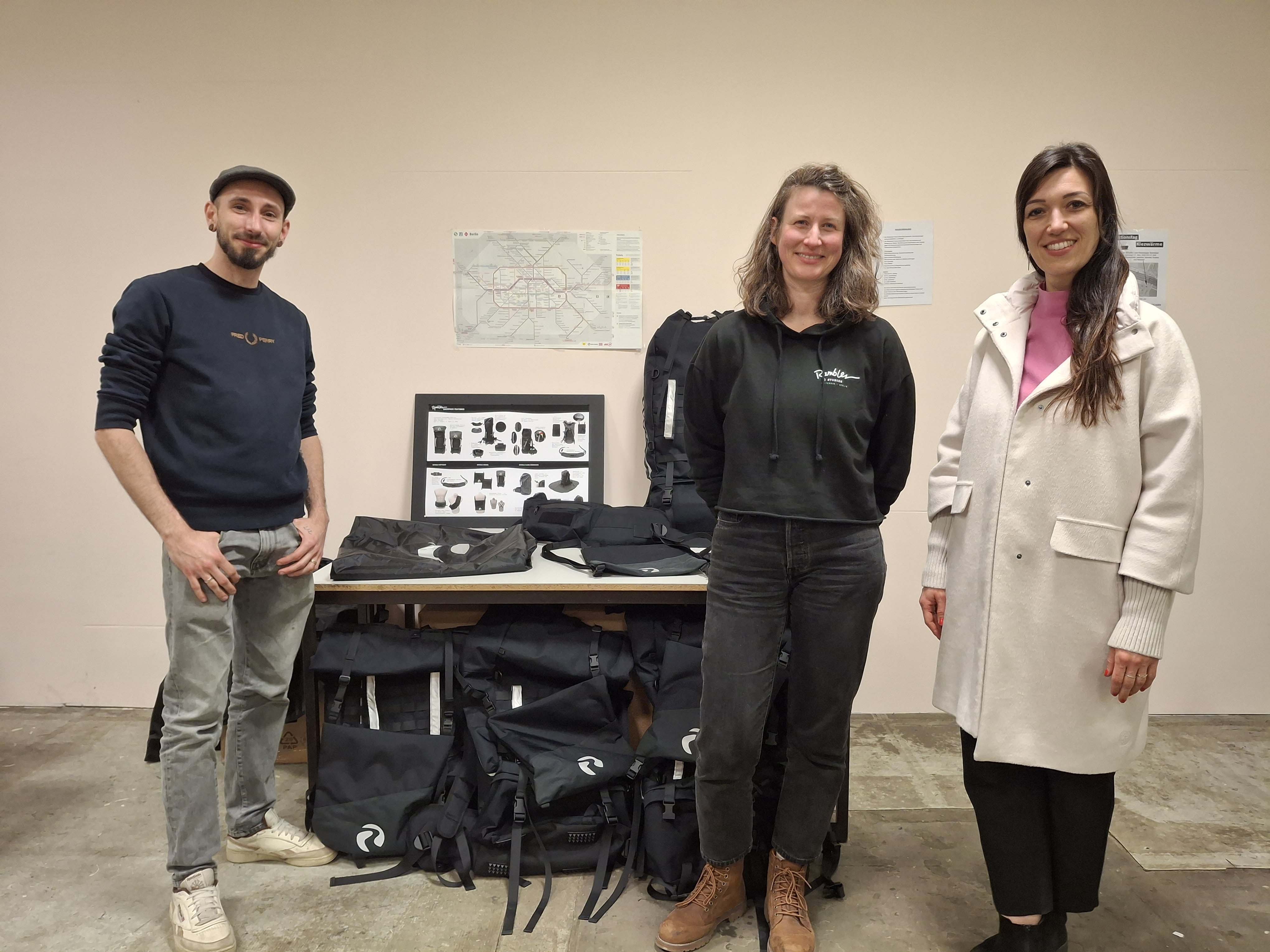 Rambler Backpack, Team mit mehreren Outdoor-Rucksäcken bei der Verteilung