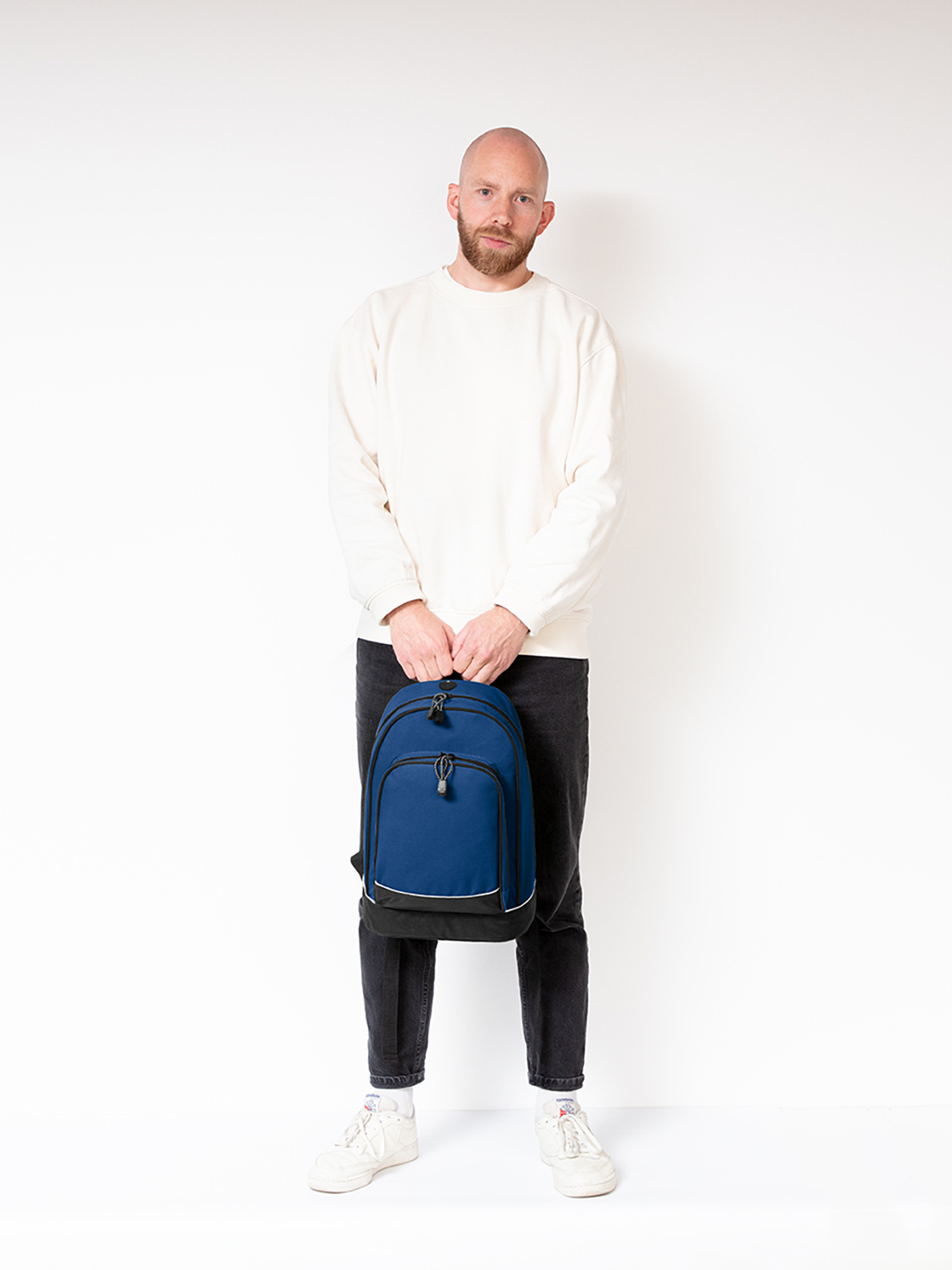 daypack CITY navy featuring a model
