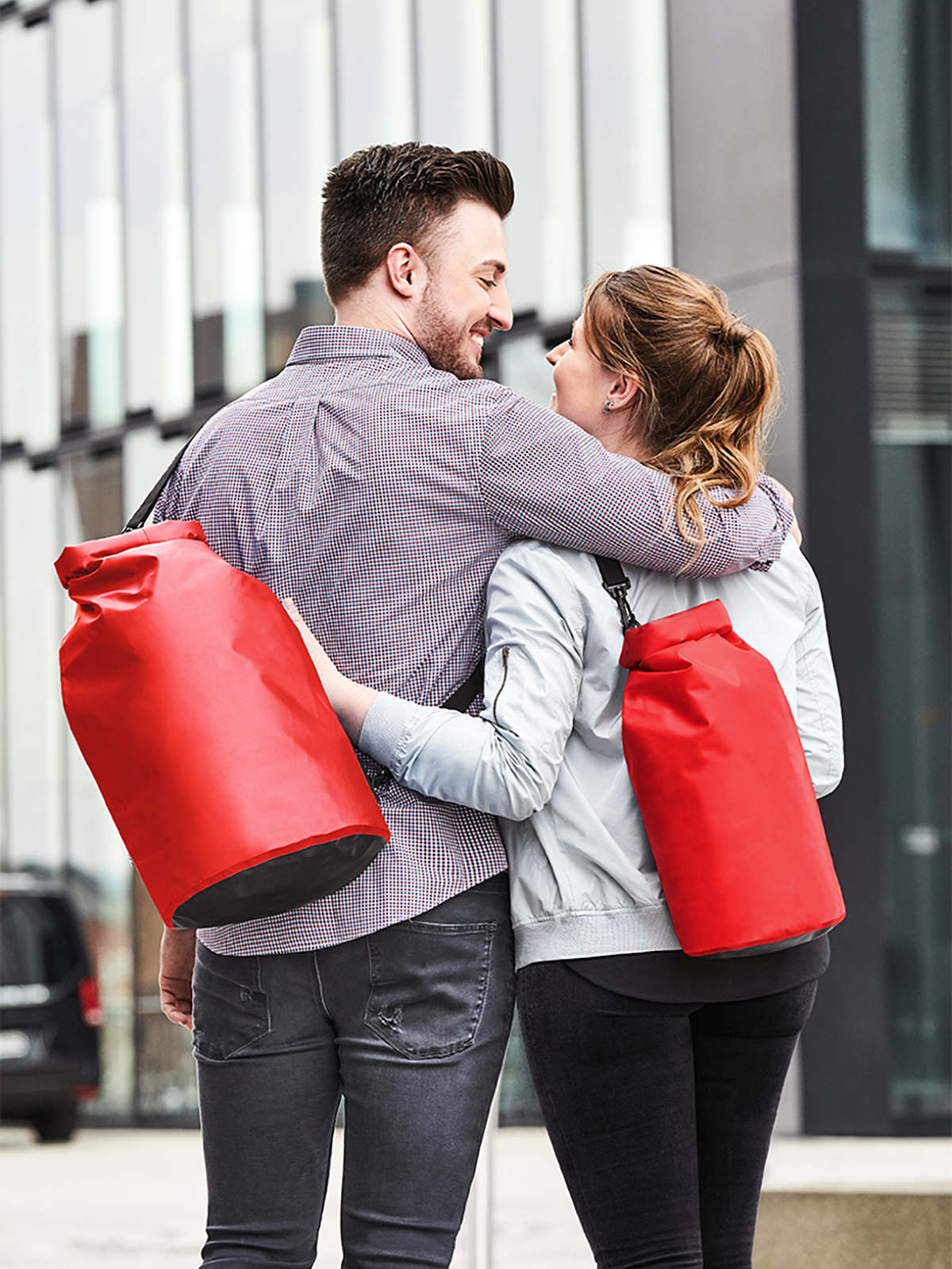 Drybag SPLASH und Drybag SPLASH 2 rot auf Ruecken getragen