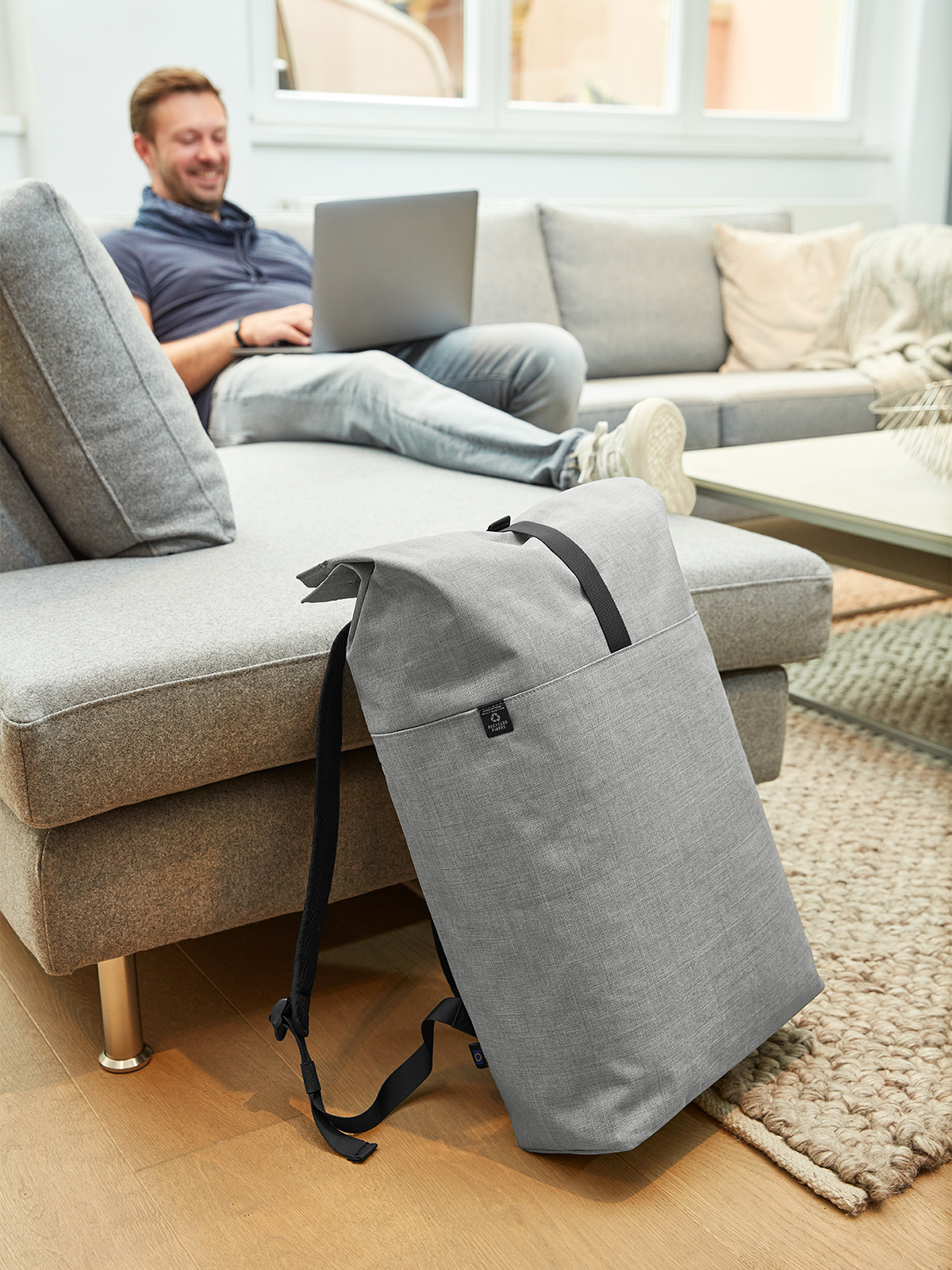 Notebook-Rollrucksack EUROPE hellgrau-meliert mit Model