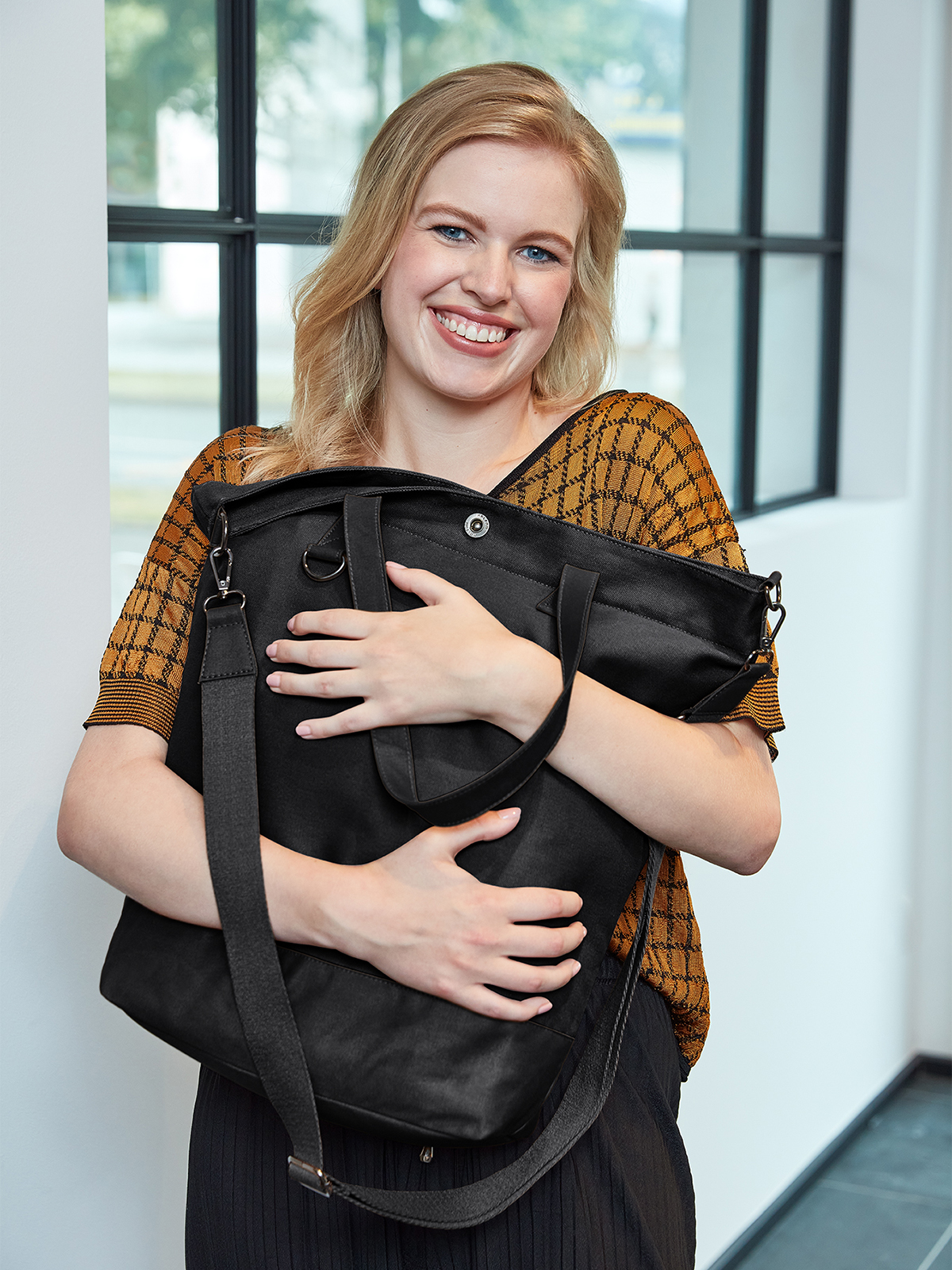 shopper LIFE black-black featuring a model