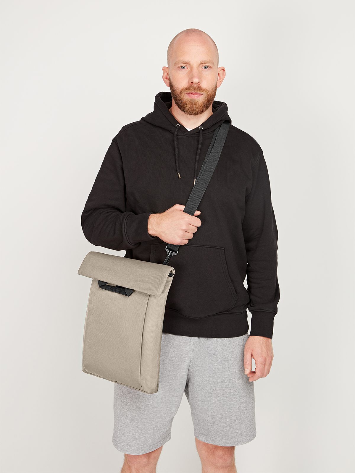 multi bag EVENT beige featuring a model