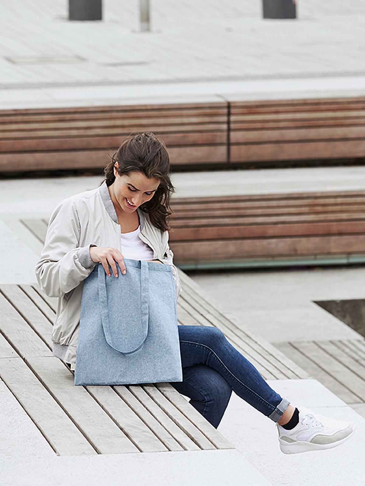 shopper PLANET blue featuring a model