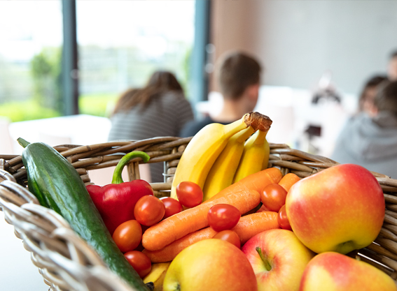 Korb mit frischem Obst und Gemüse in der HALFAR® Kantine