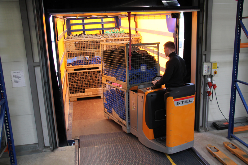 Beladen eines LKWs über eine Laderampe