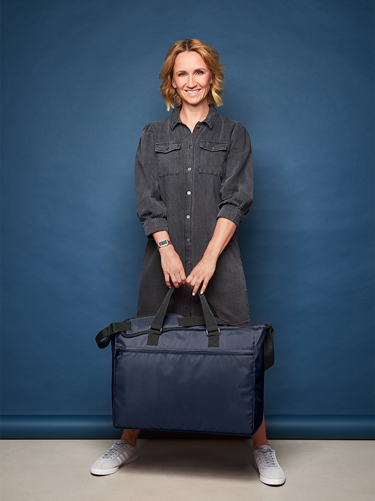 weekender DAILY navy featuring a model