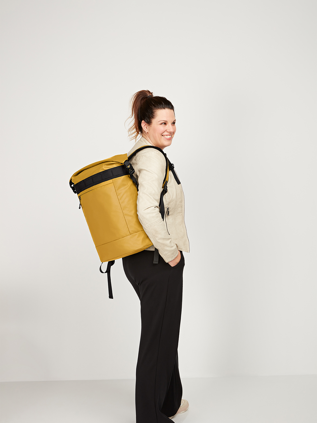 Notebook-Rucksack ACTIVE senfgelb mit Model