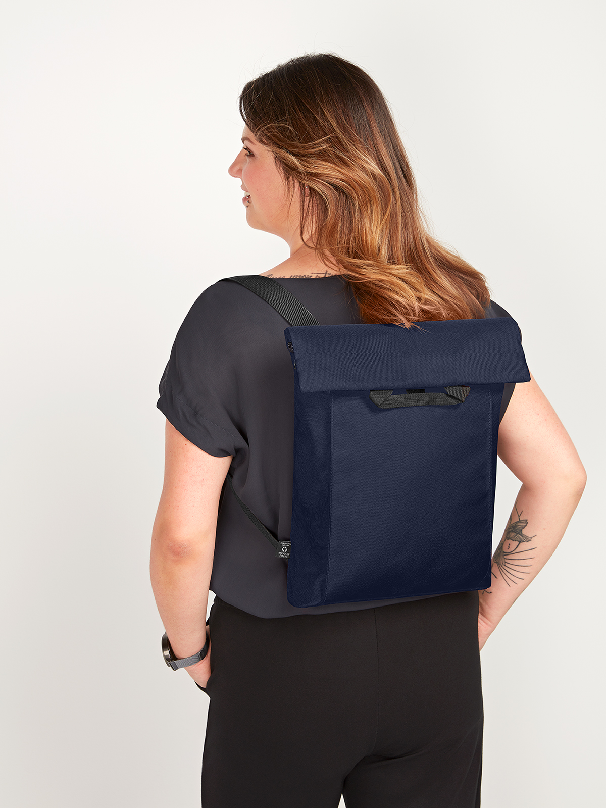 multi bag EVENT navy featuring a model