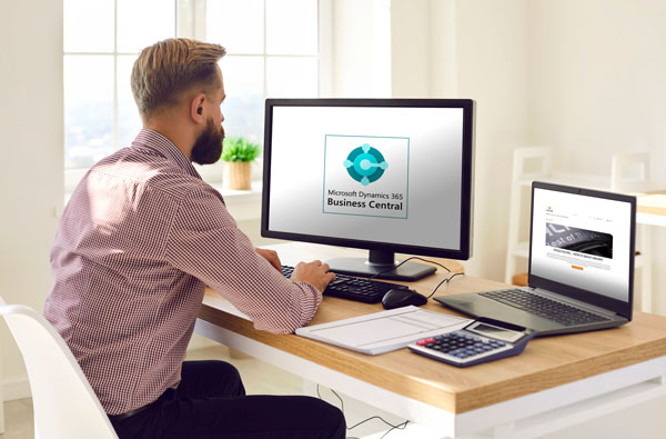 Person arbeitet am digitalen Arbeitsplatz mit Microsoft Dynamics 365 Business Central