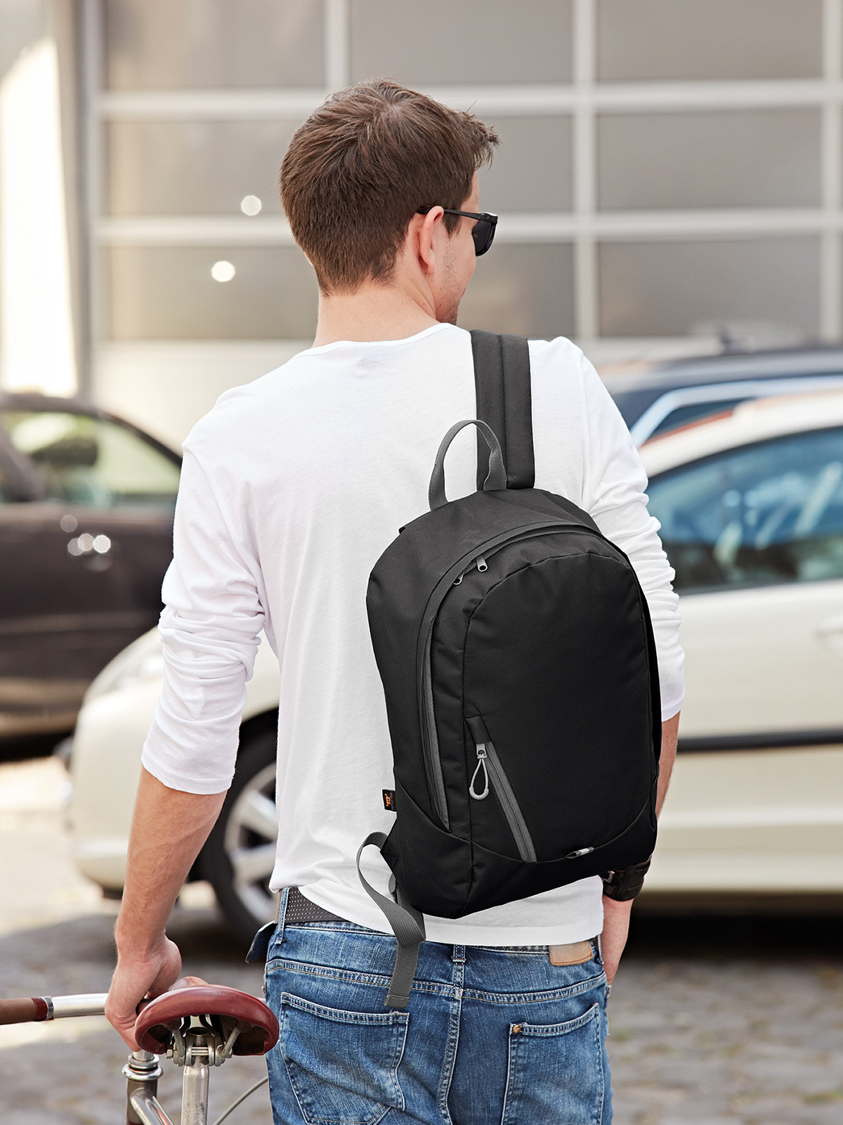 Rucksack SOLUTION schwarz mit Model