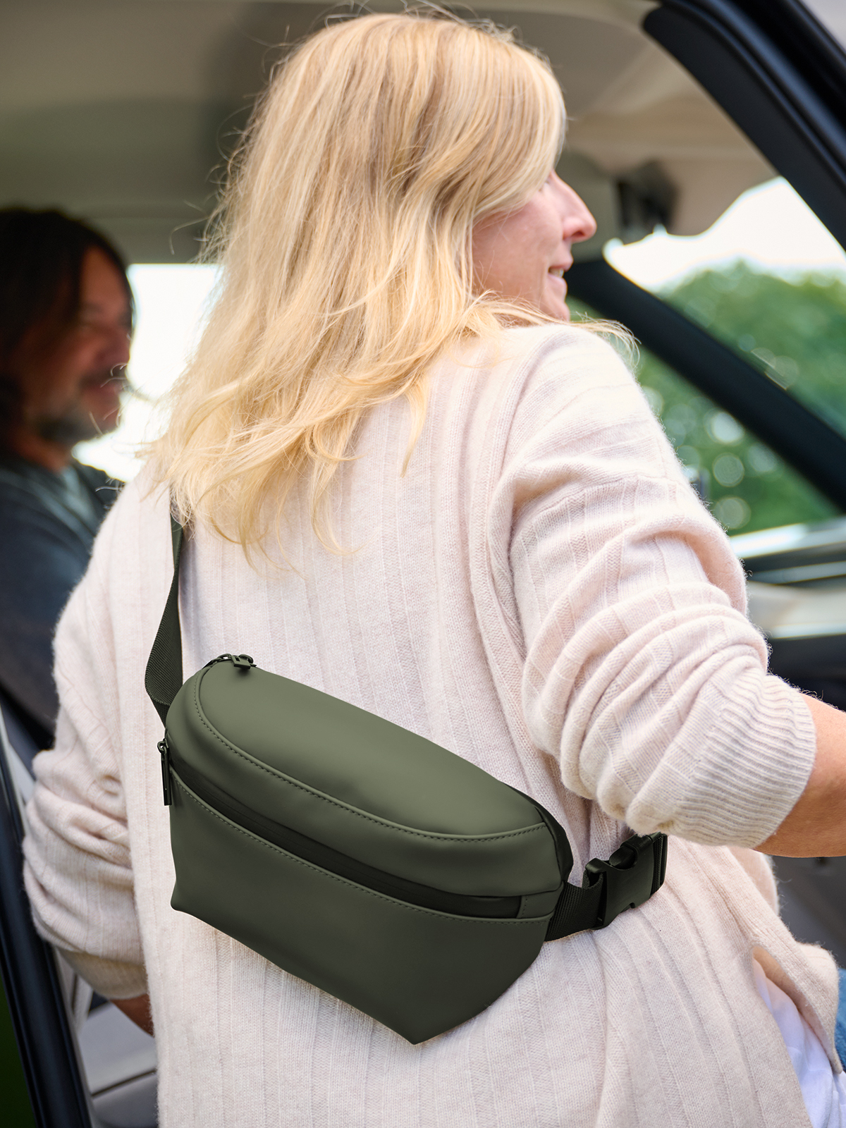 Guerteltasche PURE oliv auf Ruecken
