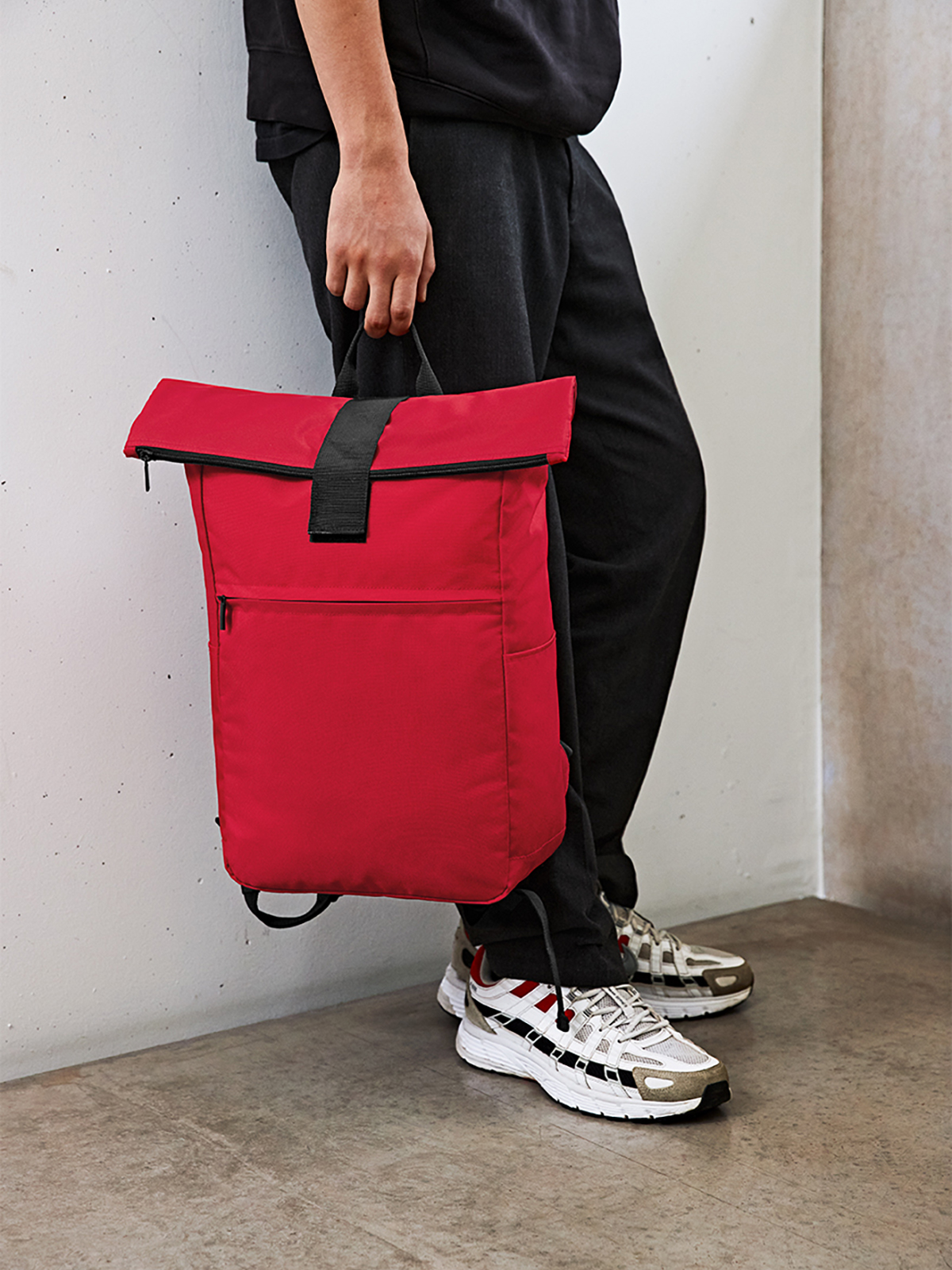 laptop backpack DAILY red featuring a model