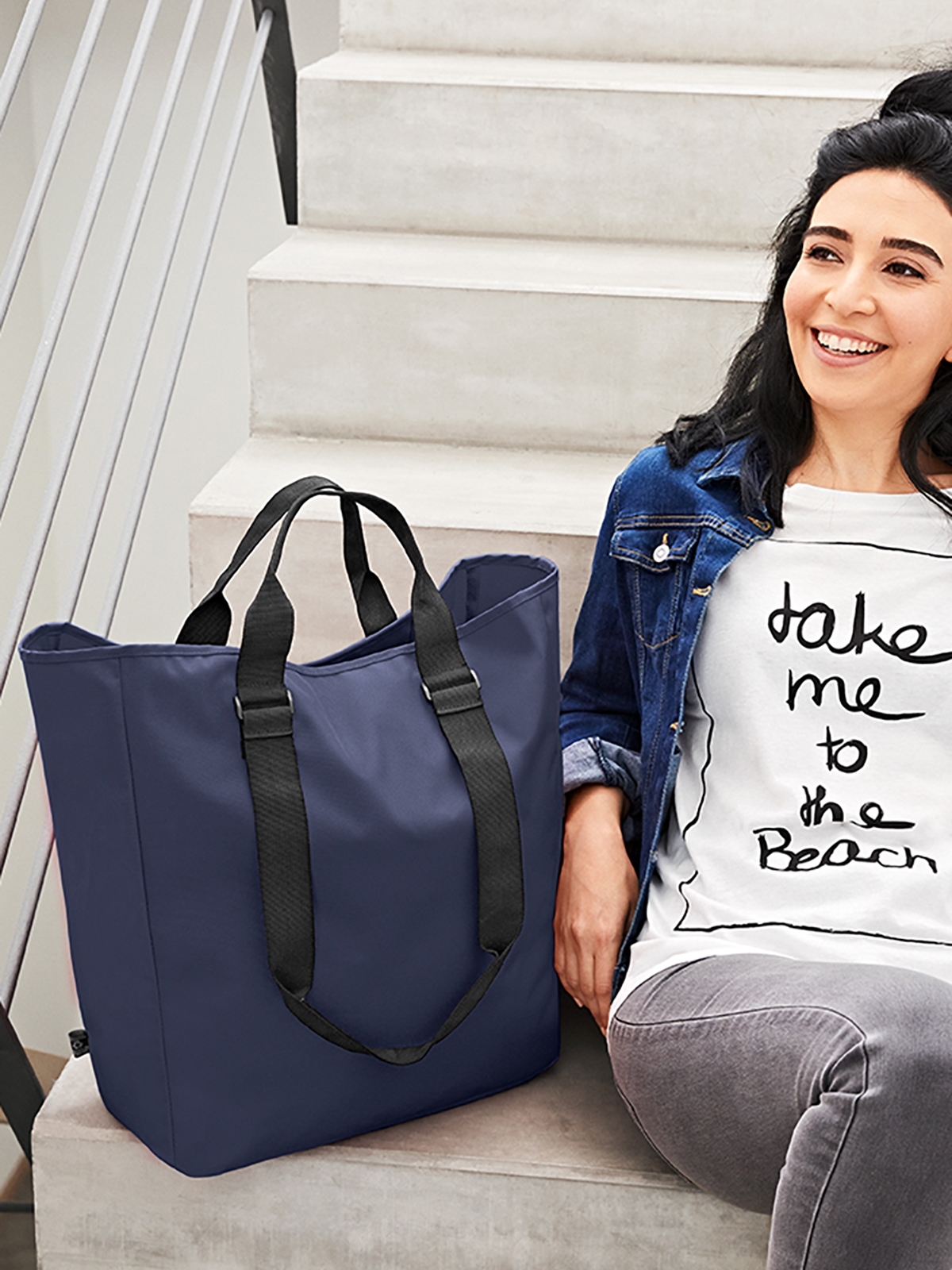 shopper DAILY navy featuring a model