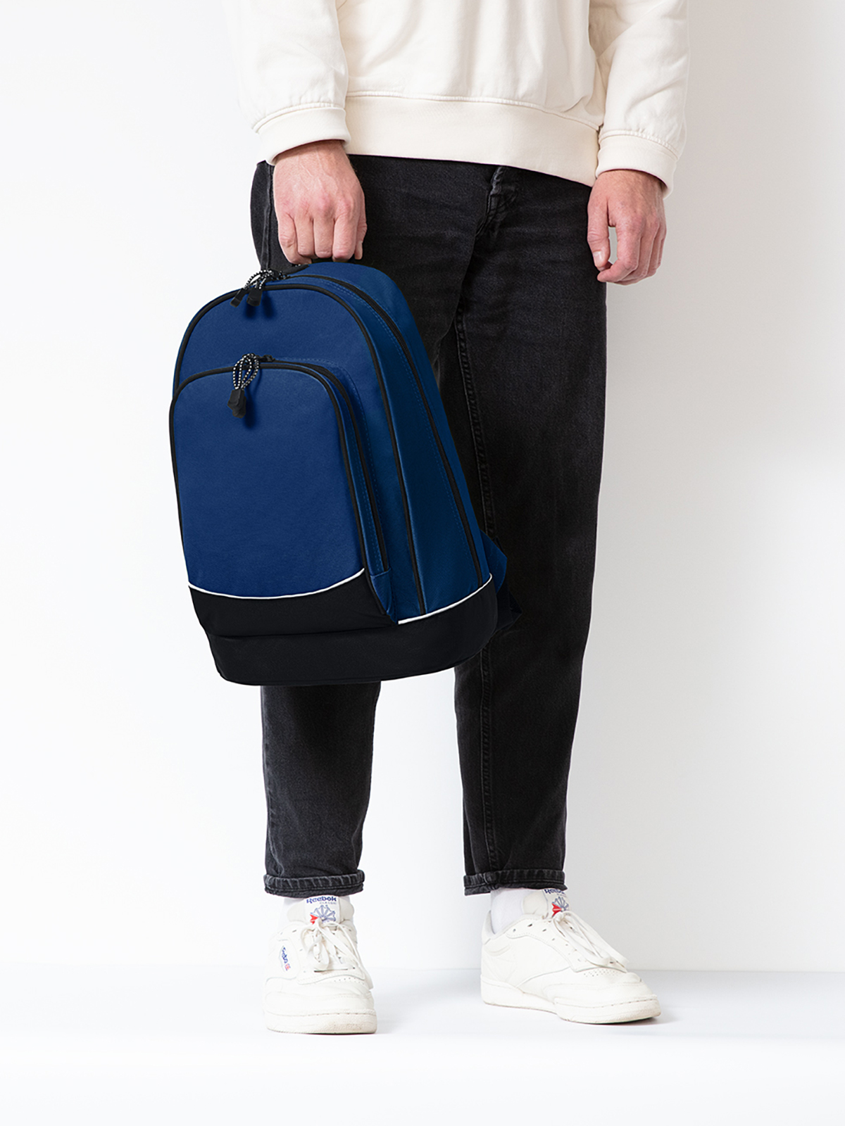daypack CITY navy featuring a model