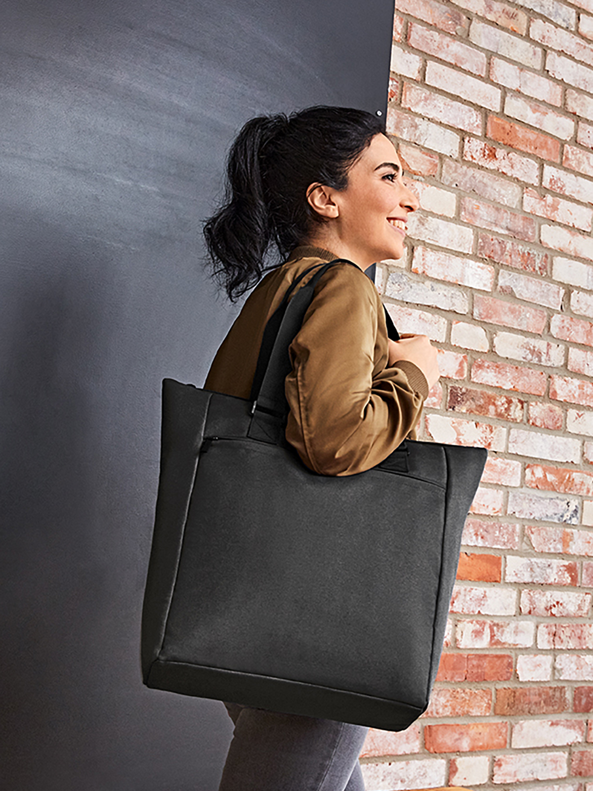 Kuehlshopper DAILY schwarz mit Model