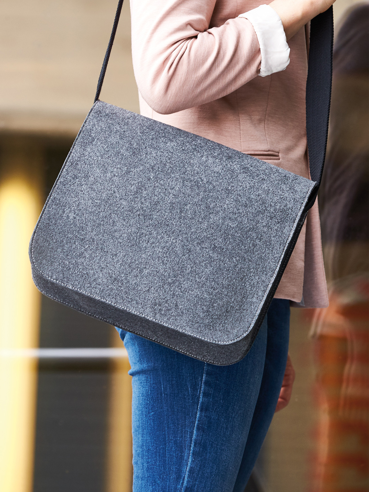 Schultertasche ModernClassic anthrazit mit Model