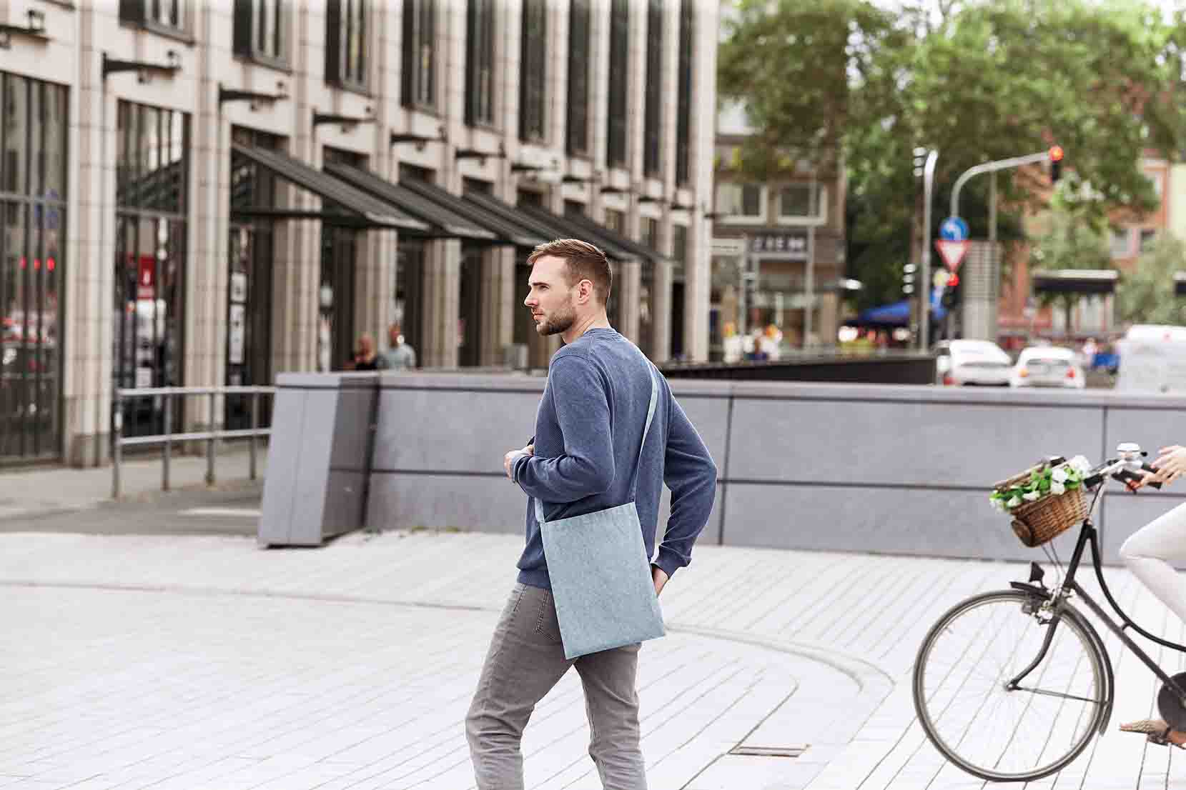 Tragetasche PLANET draußen getragen als Werbeartikel