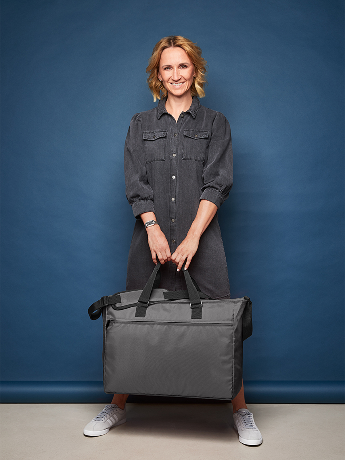 weekender DAILY anthracite featuring a model