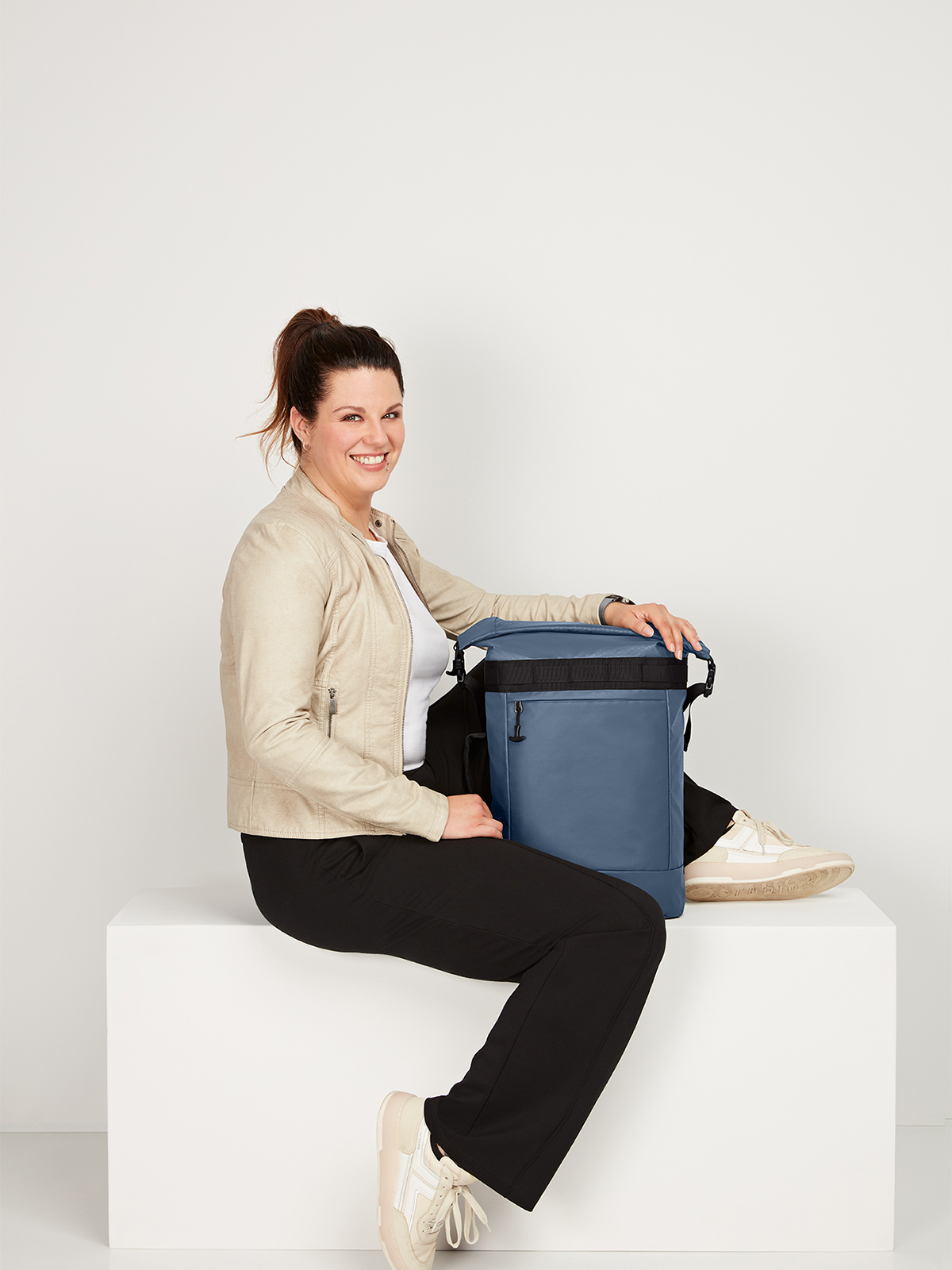 Notebook-Rucksack ACTIVE taubenblau mit Model