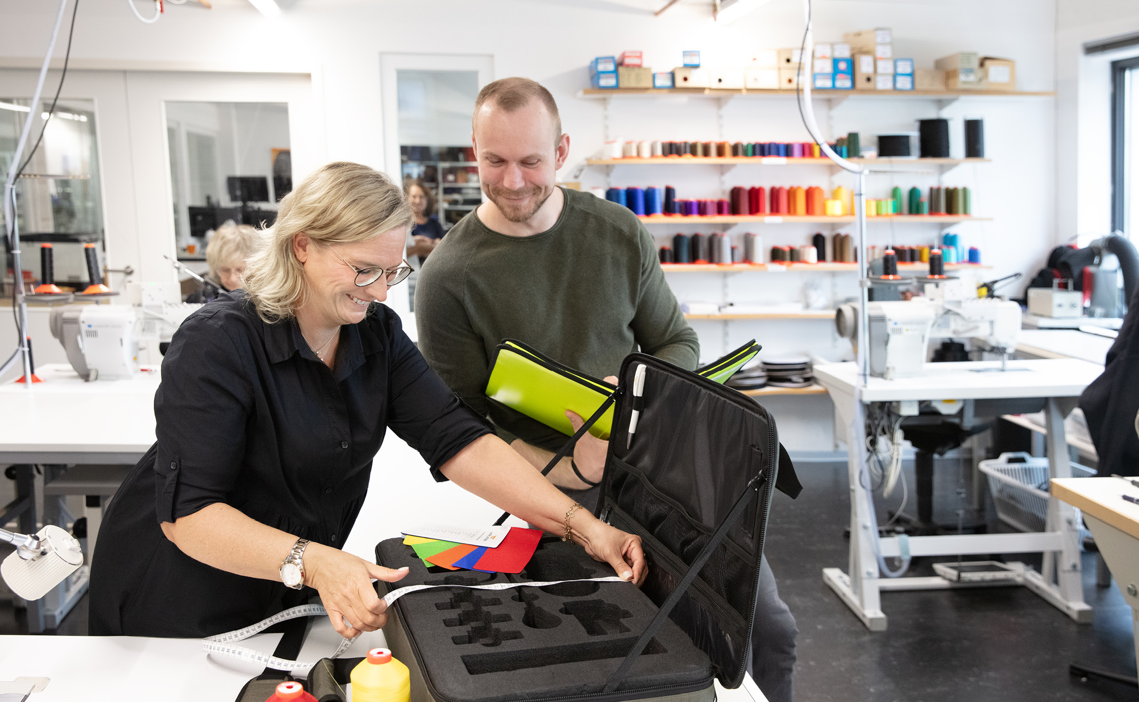 Halfar Musterbau bei der Produktentwicklung einer individuellen Tasche im Atelier