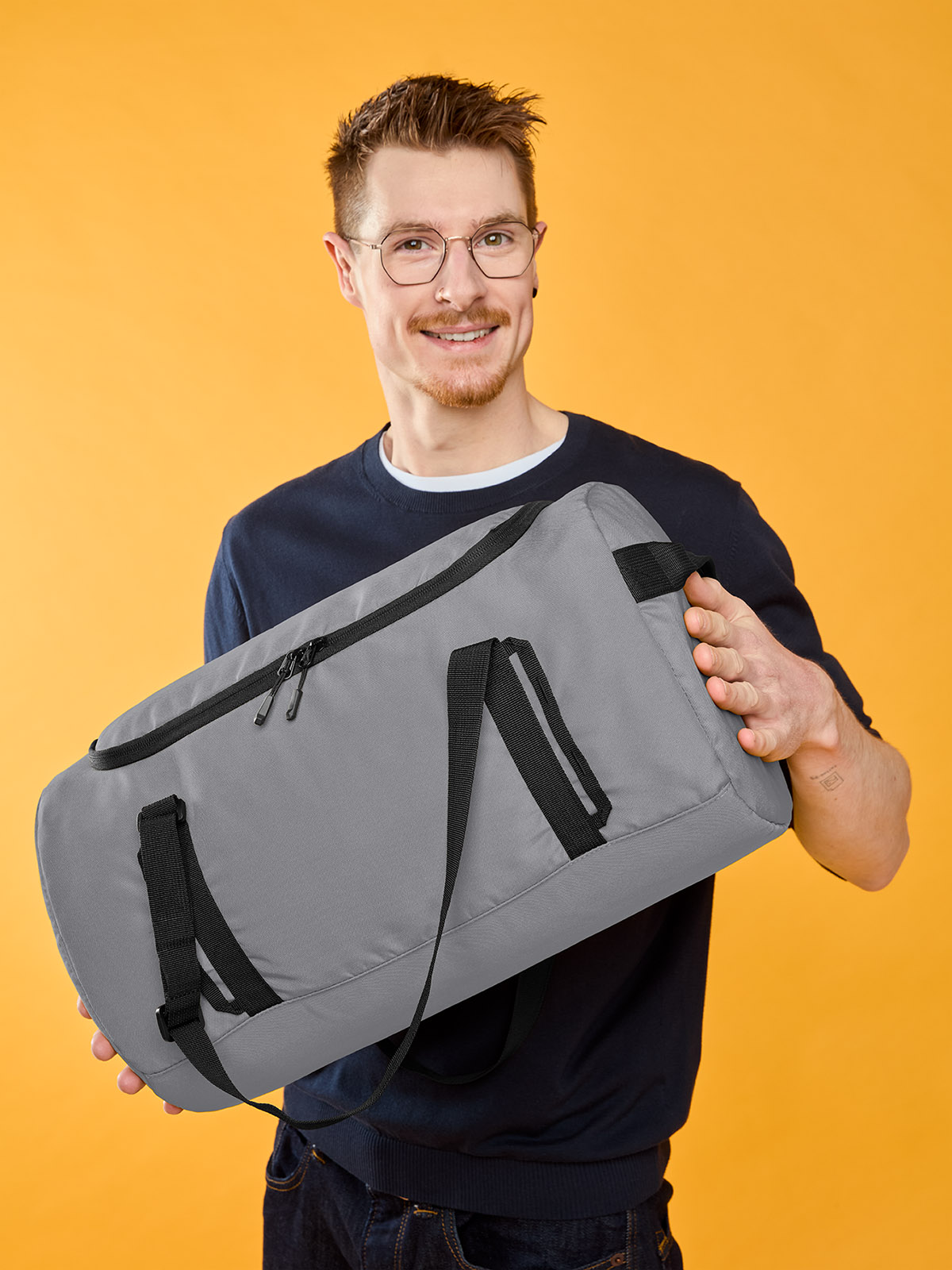 Sport-/Reisetasche LOOP mittelgrau mit Model