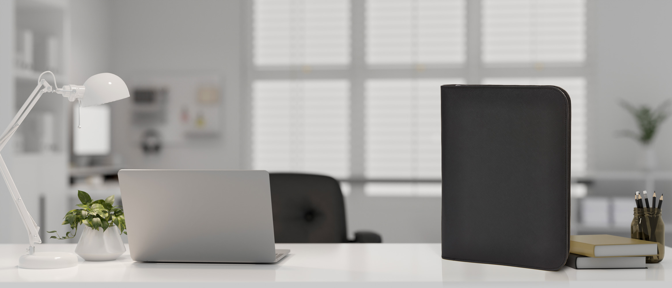 Moderner Arbeitsplatz mit Laptop als Teil der digitalen Infrastruktur von Halfar