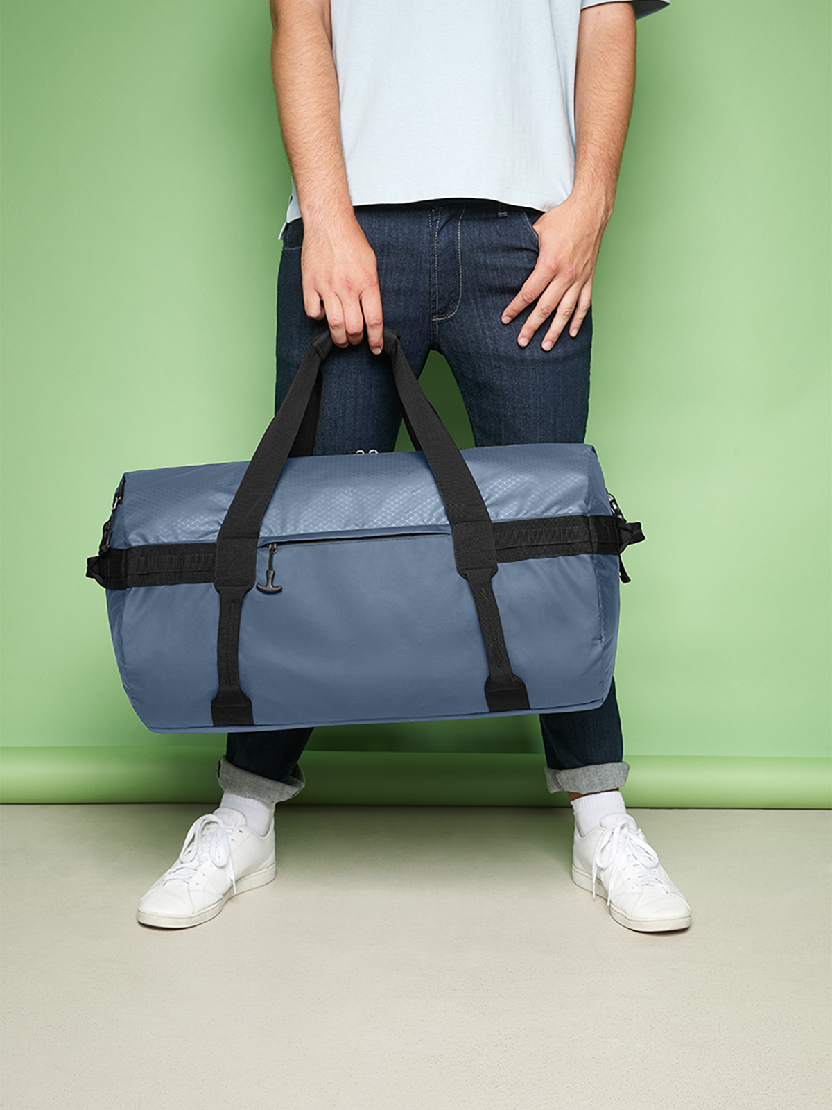 sport/travel bag ACTIVE pigeon-blue featuring a model